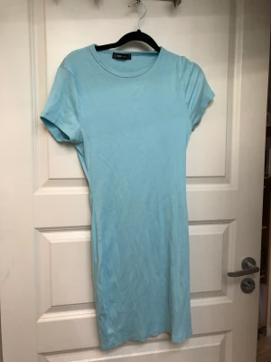 Blå Klänning - Säljer en ljusblå klänning som är använd en gång. Storlek L men passar även S-M