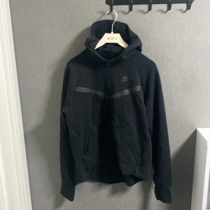 Nike tech - Jag säljer min nick tech för jag inte använder den längre. Den är storlek xl i barnstorlek, passar mig som är 165. Nypris 700.