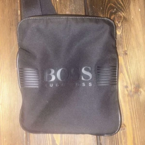 HUGO BOSS VÄSKA  - Köpt för 1 vecka sen av en vän, säljs inte längre 