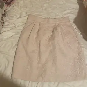 Old money stil ljus rosa kjol. Ursnygg men tyvärr för liten för mig. Använd 2 ggr bara så den är i nyskick.