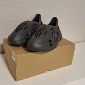 Yeezy foam rnr - Yeezy foam runners. Färg carbon, strl 46. Helt nya Köpte från adidas