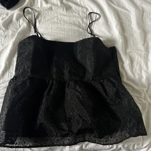 Söt topp  - Jätte fin topp med axelband. Tröjan har ett jätte fint blommigt spets mönster. Tröjan säljs inte längre men är från hm för två år sen. Jätte fin och passar till allt. Hör av er om ni har frågor❤️