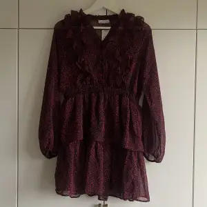 Säljer tyvärr denna jätte fina klänningen från Zalando, då den inte passade. Prislapp kvar, alldrig andvänd. Finns ej kvar på hemsidan, orginalpris 550 kr. Pris går att diskutera❤️❤️
