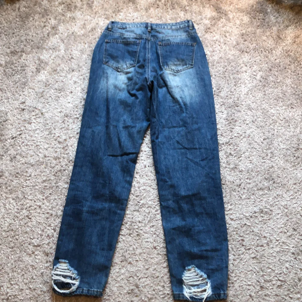Mom jeans med hål och hög midja från riot. i medium, några av snörerna som sitter på hålen har lossnat(på ena sidan) i övrigt inga skador😊. Jeans & Byxor.