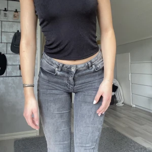 Gråa lågmidjade jeans - Gråa lågmidjade jeans från märket Grunt. Stretchiga jeans. Storlek 158, passar mig som har xs och s i byxor💞