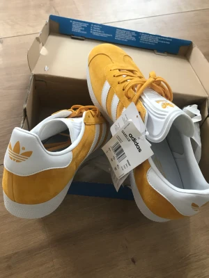 Adidas helt nya  - Säljer ett par helt nya Adidas etiketten hänger kvar.   Storleken kan man se på bilden 45 1/3 de är köpta på Footway hemsidan.  Nypris låg på ca tusen kr   Skriv gärna om ni har frågor   
