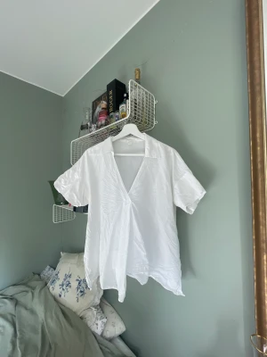 Blus, Cos strl S - Söt blus från Cos, strl S men passar lätt M!