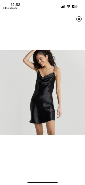 Satinklänning - Ursnygg klänning från Gina Tricot i storlek 34. I princip som ny, endast använd enstaka gång! 