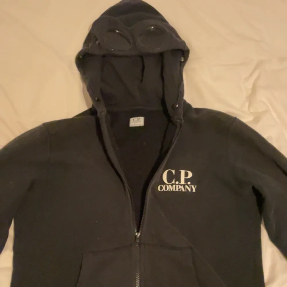 En C.P company hoodie med goggles, storlek xs. Inga defekter . Tröjor & Koftor.