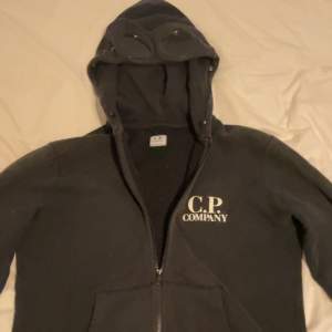 En C.P company hoodie med goggles, storlek xs. Inga defekter 