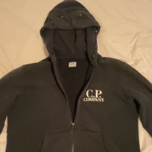 CP Company hoodie - En C.P company hoodie med goggles, storlek xs. Inga defekter 