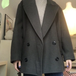 Kappa  - Säljer denna kappa från uniqlo köpt här på Plick! (Bilderna är gamla ägarens) strlk M och materialet är ullblandning så håller värmen i både höst och vinter💚💚