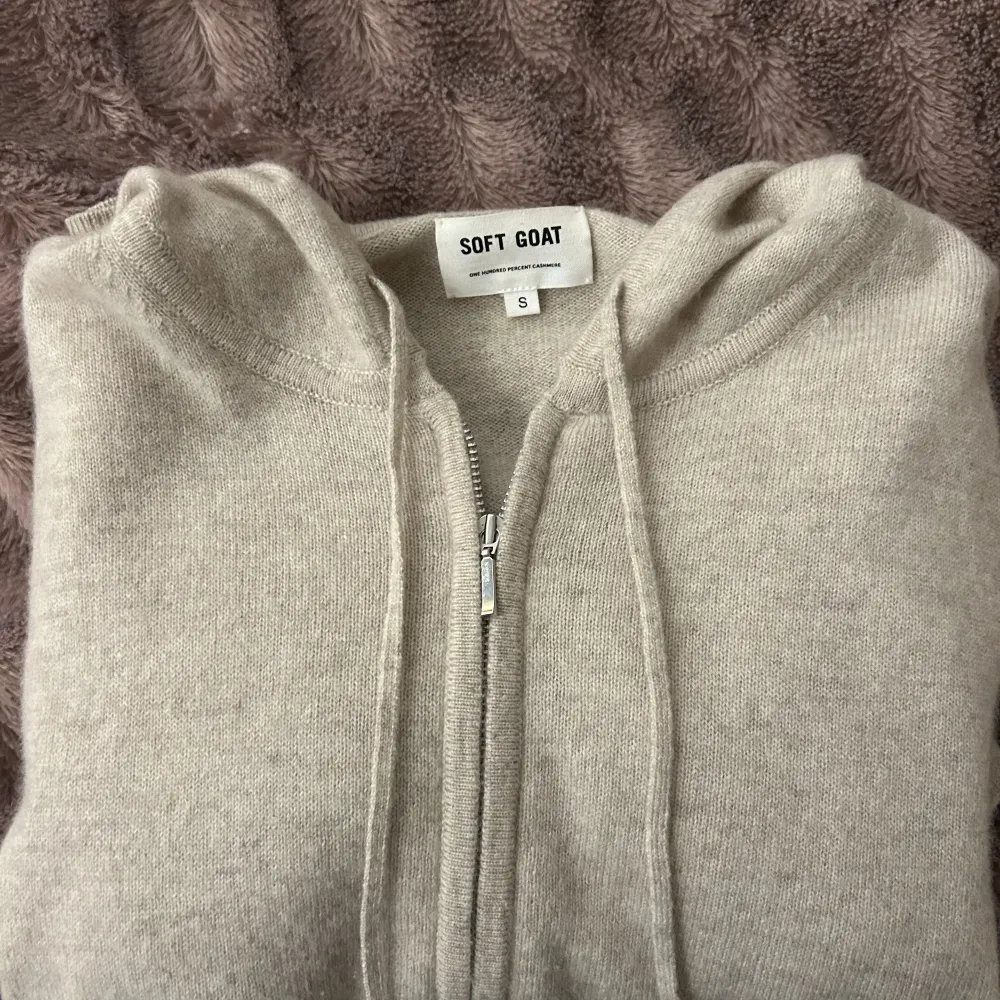 Säljer min fina softgoat cashmere zip! Väldigt bra skick och inte alls nopprig! Passar till allt! Nypris ligger på 2495kr!. Stickat.