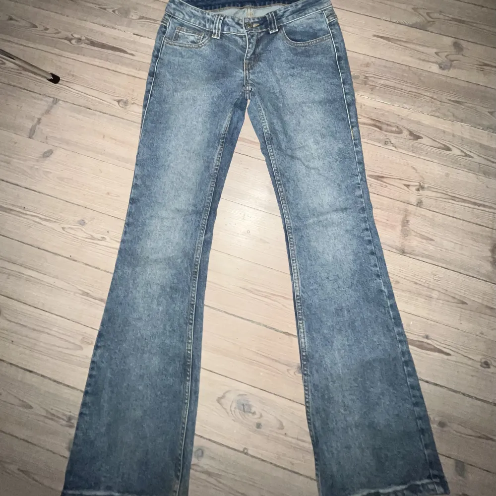Säljer mina brandy Melville jeans som jag aldrig använt då de inte passa. Dom är slutsålda på hemsidan. Dom är st S o skulle säga dom är som 26. Jeans & Byxor.