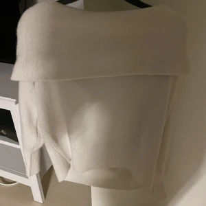 Tröja  - En off shoulder stickad tröja från hm i storlek S. Använd fåtal gånger 