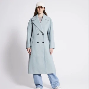 Kappa BERIT  i ljusblå 300 kr! - En jättefin kappa med finaste färgen som passar till både hösten och våren 😍! Använts Max 4 ggr och säljer då den inte kommer till användning. STORLEK S  Nypris:600  Säljs för 300 