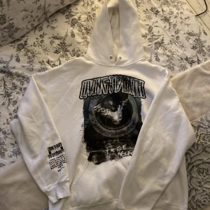 cool hoodie med tryck - cool hoodie med tryck på magen och armen 💞 I helt okej skick, inga fläckar men nopprig på sina ställen 