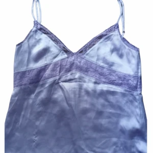 Zadig & Voltaire Linne - Supersöt cami från Zadig & Voltaire.   Den är lavendel-lila och i 100% siden.   Justerbara axelband! <3  Strl S. True to size.  Oanvänd! Tyvärr är den för liten för mig. 