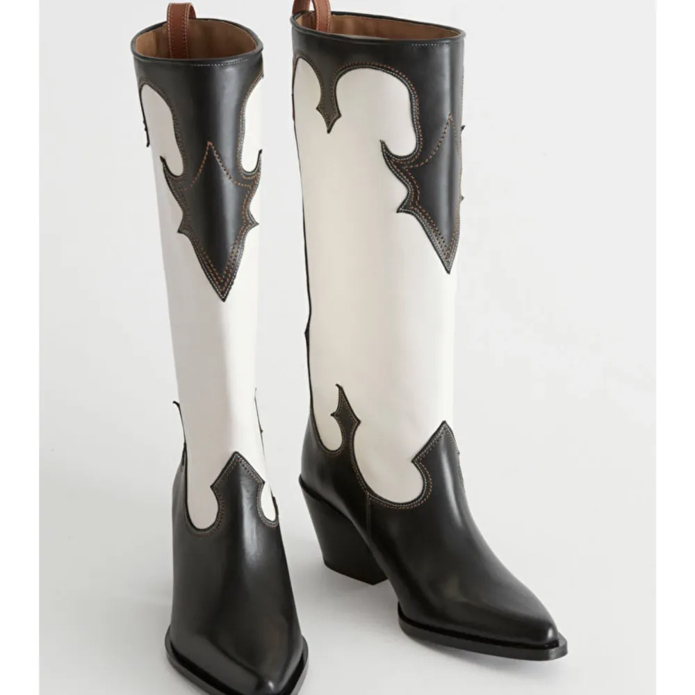 Skitsnygga cowboy boots från & other stories inköpta för 2450kr, men dom är för stora så kommer ej till användning😭 snålt använda så mycket bra skick!😇💕 Pris kan diskuteras vid snabb affär🍀. Skor.