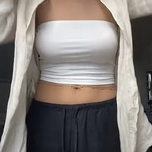 Vit tubtopp🤍 - Säljer denna vita tubtopp från Shein❤️‍🔥endast använd en gång och säljer pga att jag har flera andra!