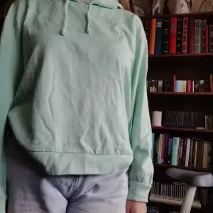 Ljusgrön/mintgrön Hoodie från Vila, färgen på först bilderna är mest lik verkligheten. Av nån anledning så var muddarna olika längd när jag köpte de (se sista bilden) men det är inget man tänker på. Aldrig använd då jag lätt stör mig på saker (muddarna)❤️