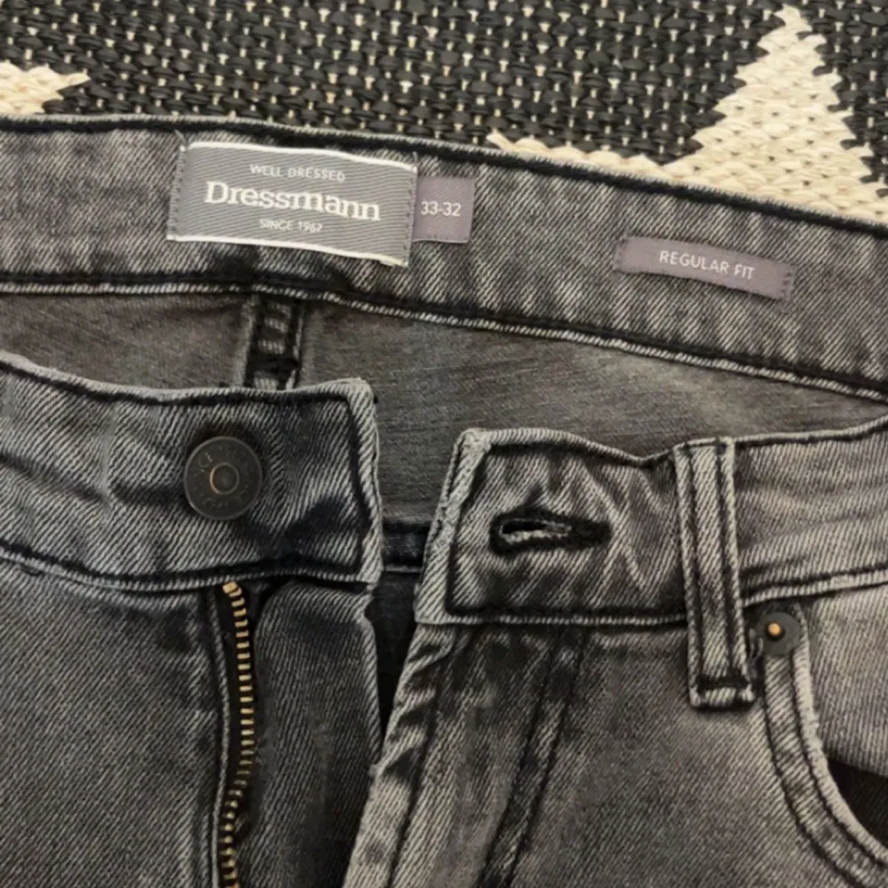 Gråa jeans från dressman i fint skick. Knappt använda eftersom jag tycker de är för små. Köpta för 500, mitt pris 190. Jeans & Byxor.