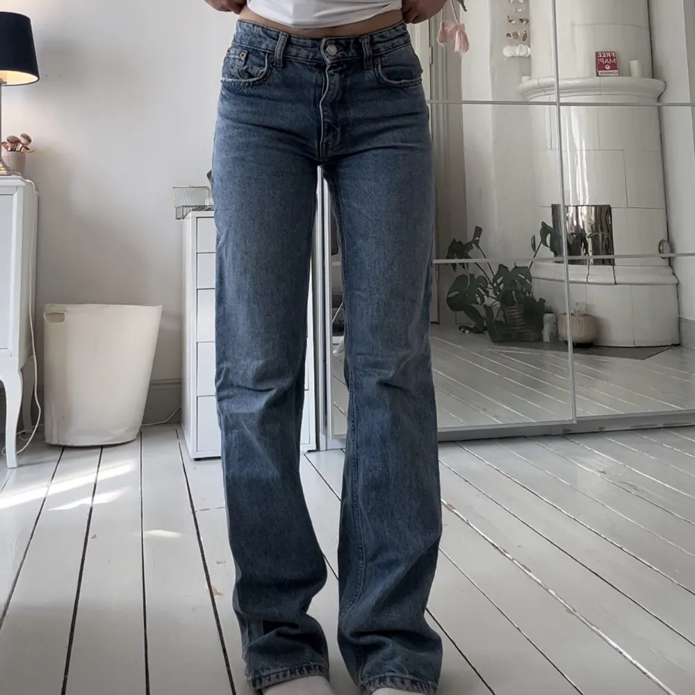 mid waist jeans från zara i storlek 34 men passar också 32 då den är liten i storleken! bra skick men lite slitna ner till 💕. Jeans & Byxor.