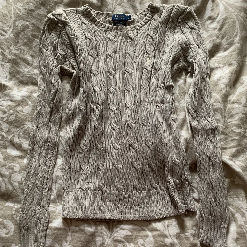 Säljer denna stickade Ralph Lauren tröja som är i storlek xs. I fin kvalité! 🤍. Stickat.