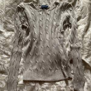 Säljer denna stickade Ralph Lauren tröja som är i storlek xs. I fin kvalité! 🤍
