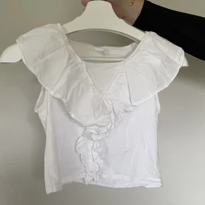 ZARA TOPP - Söt zara topp! Modellen är lite magtröja. Snygg till vardags och fest! 🤍