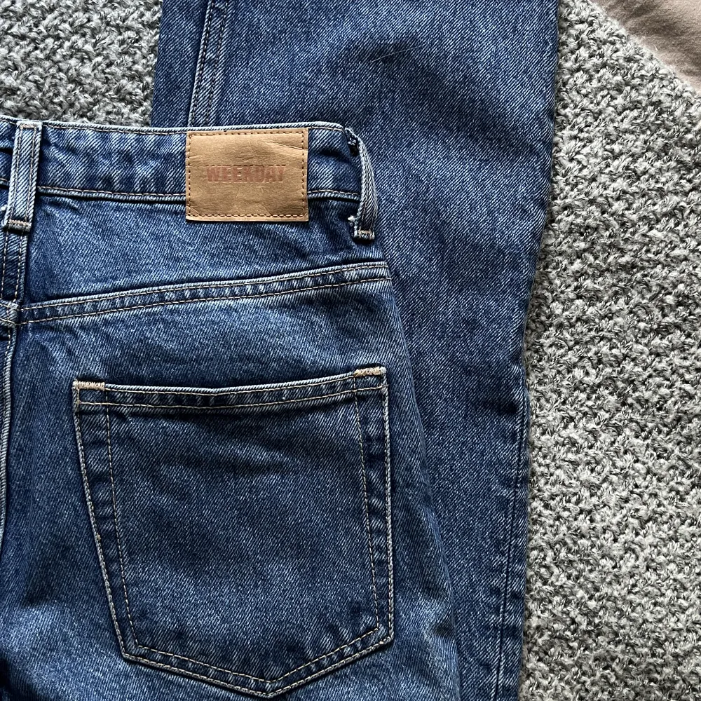 Superfina blå jeans från Weekday, i nyskick!💙. Jeans & Byxor.