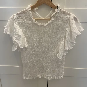 Vit Blus från Zara  - Fin blus. Strl S men är mindre i modellen, passar snarare XS. Kan mötas vid TC eller Hämtas i Solna. 