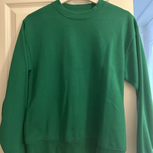Sweatshirt  - Oanvänd grön sweatshirt i storlek Xs. 