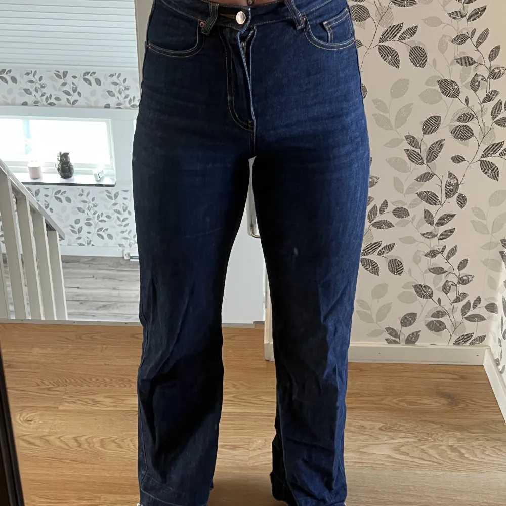 Jeans från Carin Wester! Supersköna & mjuka men säljer pga de är lite korta för mig som är 170! . Jeans & Byxor.