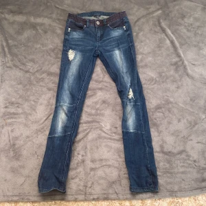 Mörkblåa Byxor - Använda 5 gånger, inga problem på dom! Jättefint skick!