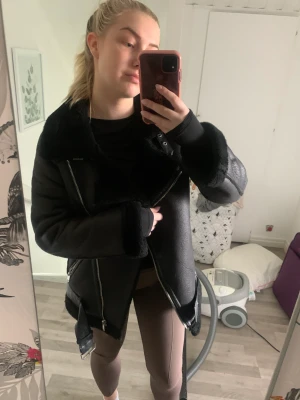 Fodrad skinnjacka  - Fodrad skinnjacka från nakd i fint skick. Nypris 999kr. Oversized modell passar 32 till 38.