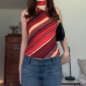 Snedskuren topp - Randig oneshoulder-topp med inbyggt band runt halsen, från okänt märke! 🖤