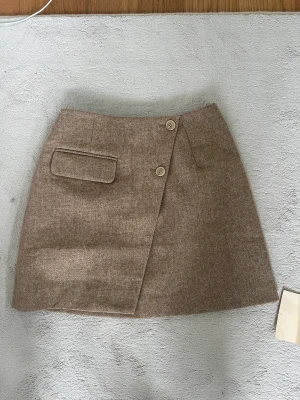 Adoore kjol - Helt oanvänd suit skirt i beige från adoore strl 38! Jättefin men passar inte mig därav att jag säljer