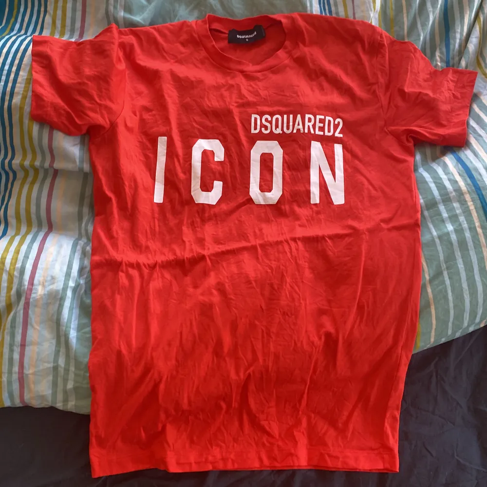 Röd dsquared tshirt som jag köpt i Birsta på Wallenbergs herrekipering. Använd en eller två gånger Säljer för 1500 nypris 2000 Går även med på byten med nåt i samma värde . T-shirts.