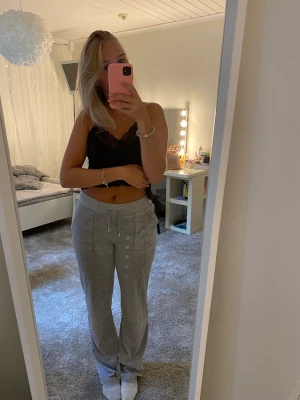 Juicy byxor  - Gråa juicy couture byxor 💕 Superfint skick! 