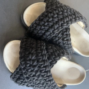 Inuikii tofflor svarta stl 40 - Använda förra sommaren, i använt skick men hela och inga anmärkningar. Stl 40. 