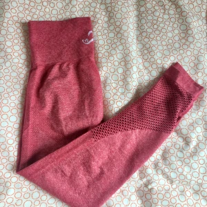 Xshapes seamless tights - Använda en gång. Säljes pga fel storlek. Som nya! Sitter jättesnyggt på och är väldigt sköna. 