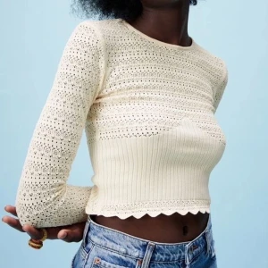 Vit stickad topp - Superfin topp från Zara tight med cropped modell. Perfekt till hösten tyvärr kommer den inte till användning längre. Har även en likadan i svartvit randig i profilen 😍