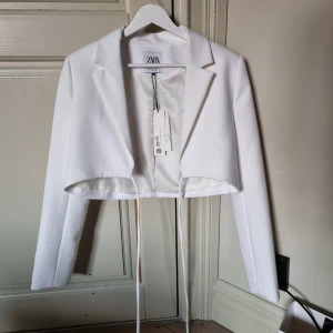 Kort jacka - Kort jacka inköpt på zara för något år sedan. Köptes för 559 kr💓 aldrig använd. Gär att knyta fram och öven runt om magen o ryggen. Storlek XS men passar en S