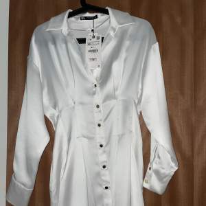 Helg ny vit skjortklänning som är figursydd Prisförslag går bra