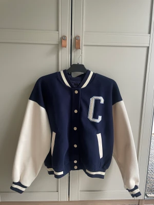 College jacka/Baseball jacka - Köpte denna fina jackan förra året men har nästan aldrig fått användning för! Den är i väldigt bra skick och köptes för 599 kr.