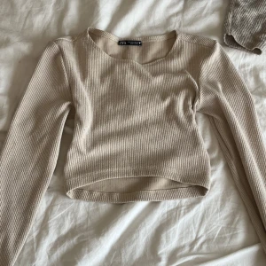 Beige topp - Jättesnygg beige topp i mycket fint skick från zara 