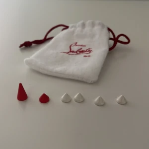 Louboutin spikes/ loubs spikar - Säljer Christian Louboutin-spikar styckvis. Dm för frågor.