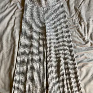 Hej, säljer dessa gråa byxorna då dom har blivit för små för mig. Köpta här på Plick och dom är varsamt använda och i bra skick.