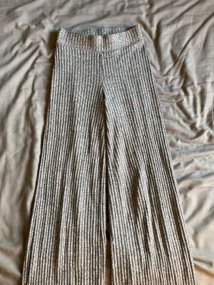 Byxor  - Hej, säljer dessa gråa byxorna då dom har blivit för små för mig. Köpta här på Plick och dom är varsamt använda och i bra skick.